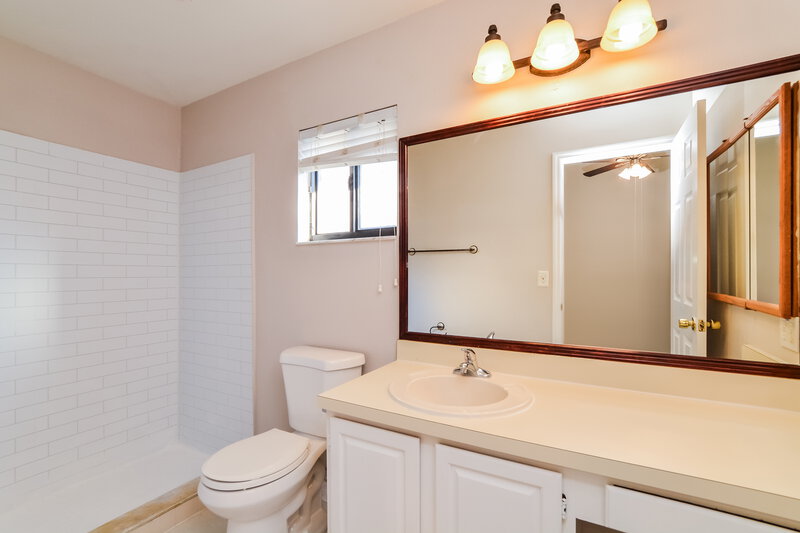 2,400/Mo, 1048 Vernon Loop Oviedo, FL 32765 Main Bathroom View