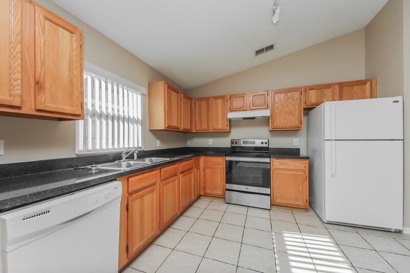 2,235/Mo, 17100 Woodcrest Way Clermont, FL 34714 Kitchen View 2
