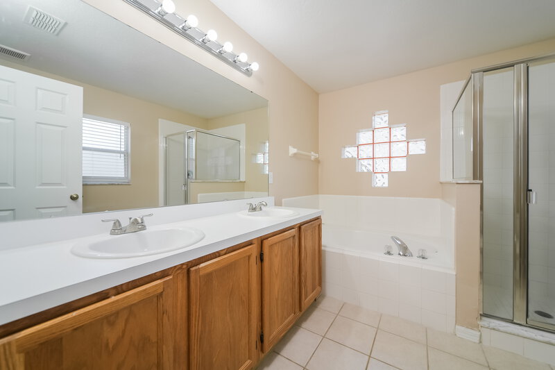 2,170/Mo, 17100 Woodcrest Way Clermont, FL 34714 Main Bathroom View
