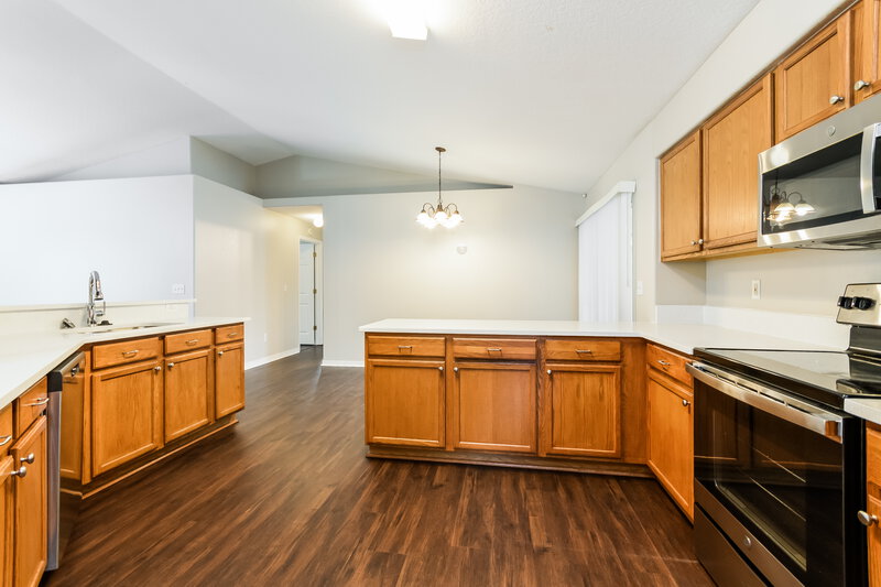 2,200/Mo, 1128 Windy Bluff Dr Minneola, FL 34715 Kitchen View 2
