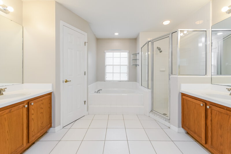 2,200/Mo, 1128 Windy Bluff Dr Minneola, FL 34715 Main Bathroom View