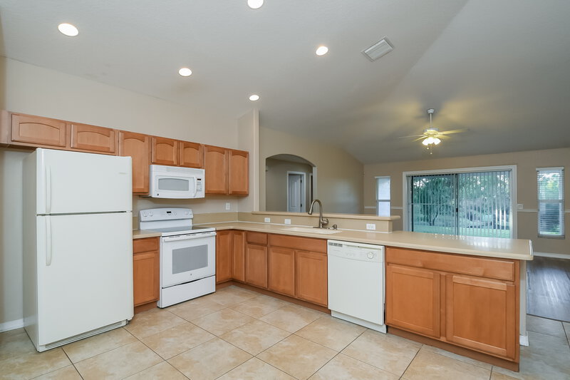 2,330/Mo, 2417 Settlers Trl Saint Cloud, FL 34772 Kitchen View