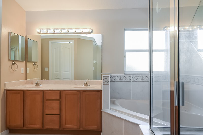 2,330/Mo, 2417 Settlers Trl Saint Cloud, FL 34772 Main Bathroom View
