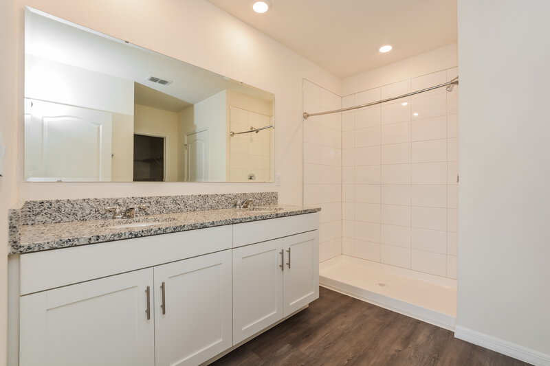 2,650/Mo, 1568 Aldenwood Pl Kissimmee, FL 34744 Main Bathroom View