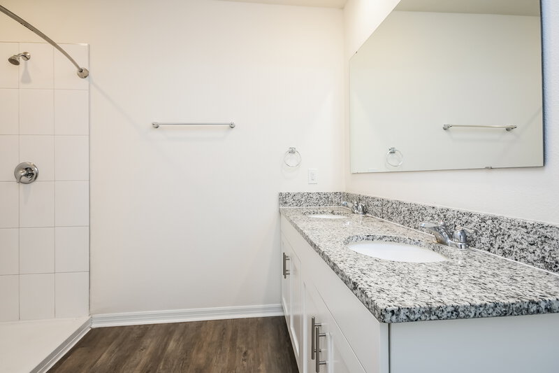 2,295/Mo, 1529 Aldenwood Pl Kissimmee, FL 34744 Main Bathroom View