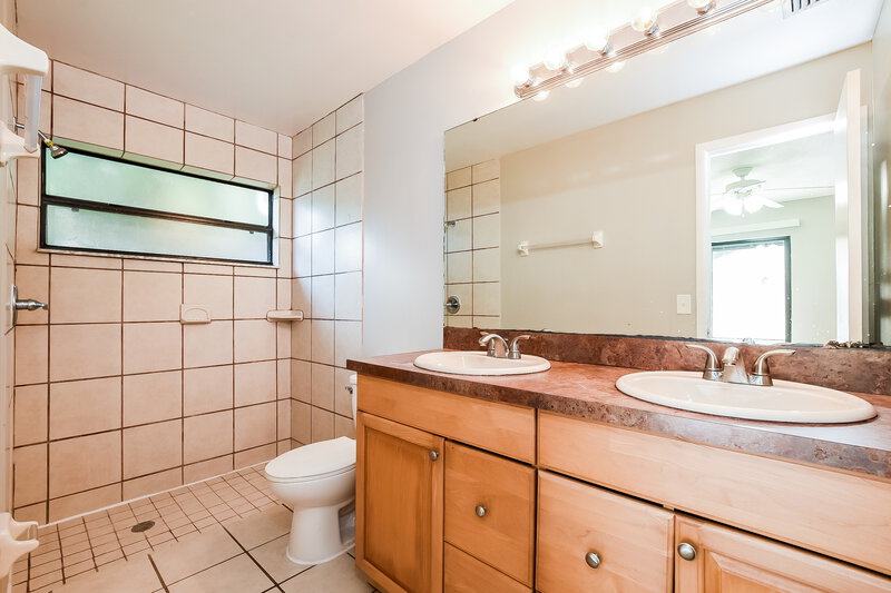 2,045/Mo, 1027 Covington St Oviedo, FL 32765 Main Bathroom View
