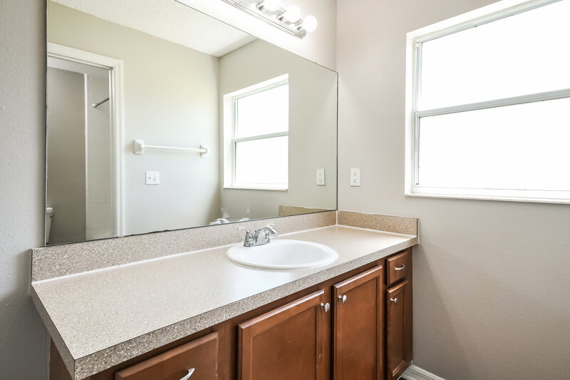 1,995/Mo, 15212 Margaux Dr Clermont, FL 34714 Main Bathroom View
