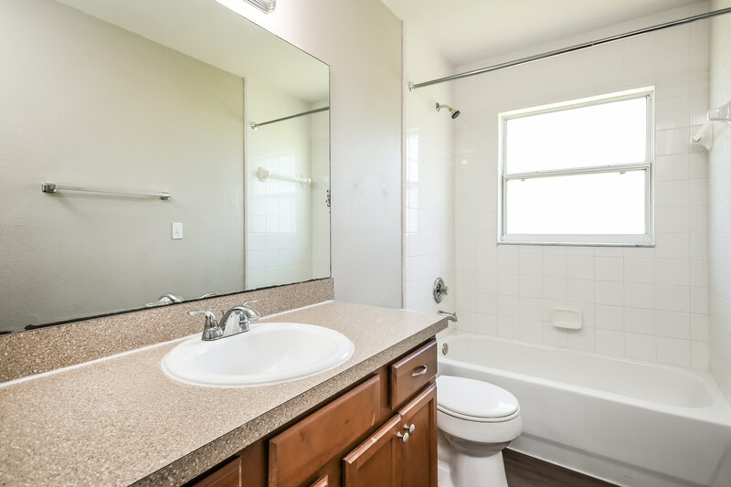 1,995/Mo, 15212 Margaux Dr Clermont, FL 34714 Bathroom View
