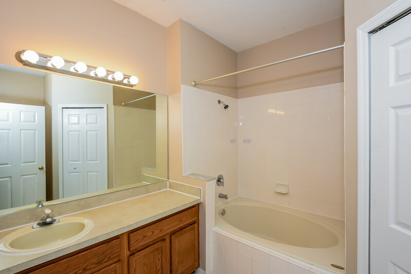 2,260/Mo, 14436 Chicora Crossing Blvd Orlando, FL 32828 Main Bathroom View
