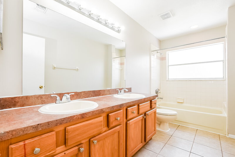 2,360/Mo, 67 Abbey Hollow Dr Apopka, FL 32712 Main Bathroom View