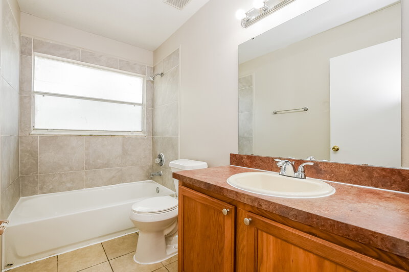2,360/Mo, 67 Abbey Hollow Dr Apopka, FL 32712 Bathroom View
