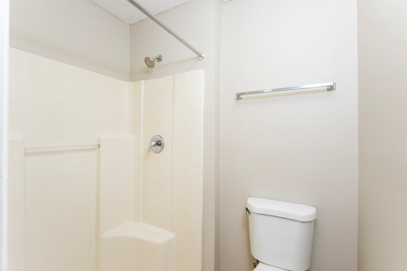 1,970/Mo, 12702 Parkbury Dr Orlando, FL 32828 Main Bathroom View