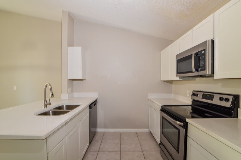 0/Mo, 166 Diamond Ridge Blvd Auburndale, FL 33823 Kitchen View