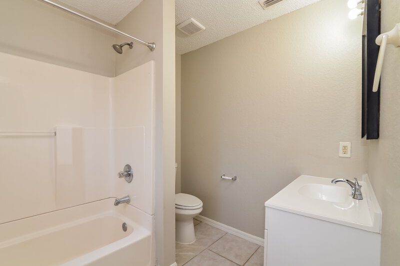 0/Mo, 166 Diamond Ridge Blvd Auburndale, FL 33823 Main Bathroom View