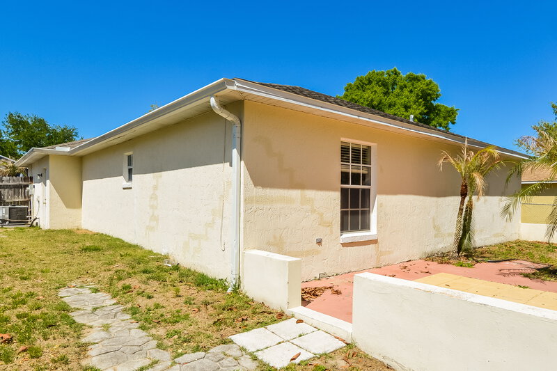 0/Mo, 166 Diamond Ridge Blvd Auburndale, FL 33823 Rear View