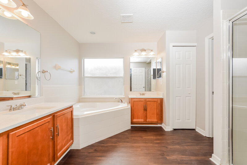 2,125/Mo, 3949 Hillingdon Rd Tavares, FL 32778 Main Bathroom View