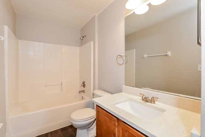 2,125/Mo, 3949 Hillingdon Rd Tavares, FL 32778 Bathroom View