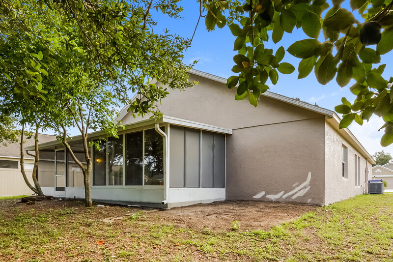 2,125/Mo, 3949 Hillingdon Rd Tavares, FL 32778 Rear View