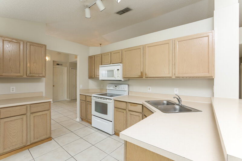 2,470/Mo, 1455 Twin Rivers Blvd Oviedo, FL 32766 Kitchen View