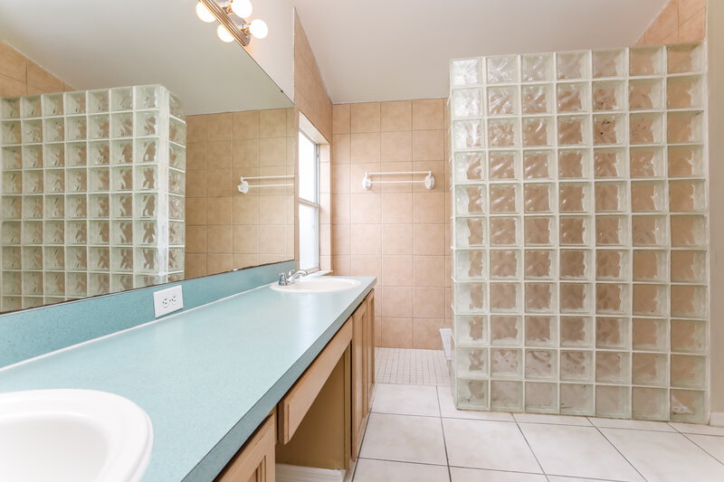 2,470/Mo, 1455 Twin Rivers Blvd Oviedo, FL 32766 Master Bathroom View