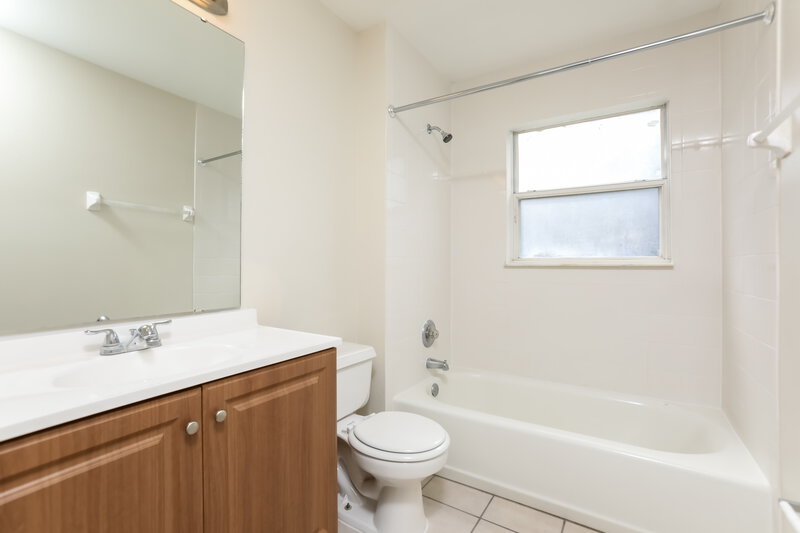 2,470/Mo, 1455 Twin Rivers Blvd Oviedo, FL 32766 Bathroom View