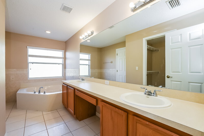 1,995/Mo, 13013 Baybrook Ln Clermont, FL 34711 Main Bathroom View