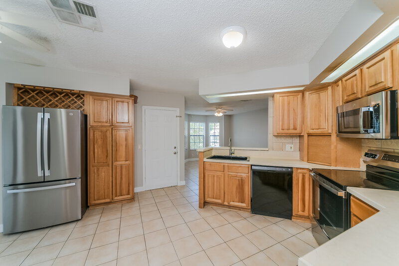 2,450/Mo, 13230 Boulder Woods Cir Orlando, FL 32824 Kitchen View 2