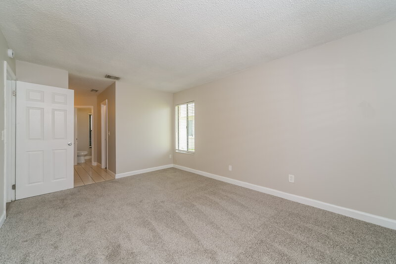 2,450/Mo, 13230 Boulder Woods Cir Orlando, FL 32824 Main Bedroom View 2