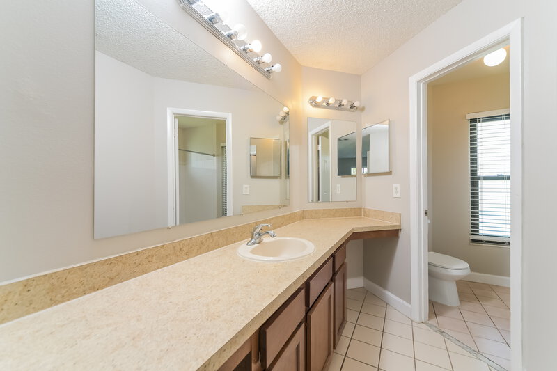 2,450/Mo, 13230 Boulder Woods Cir Orlando, FL 32824 Main Bathroom View