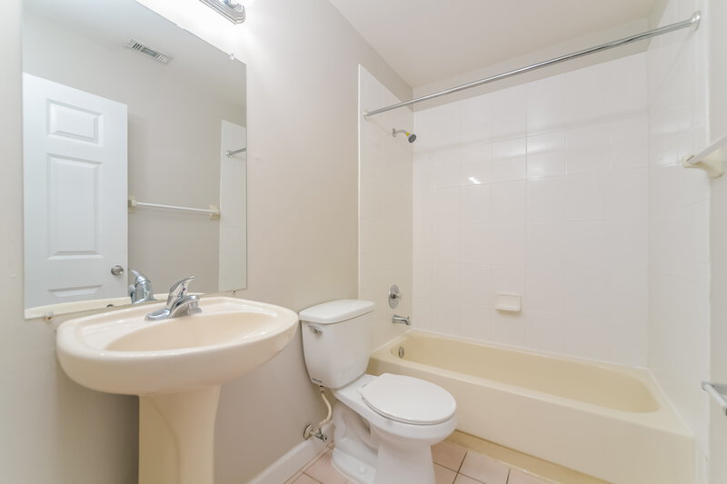 2,450/Mo, 13230 Boulder Woods Cir Orlando, FL 32824 Bathroom View