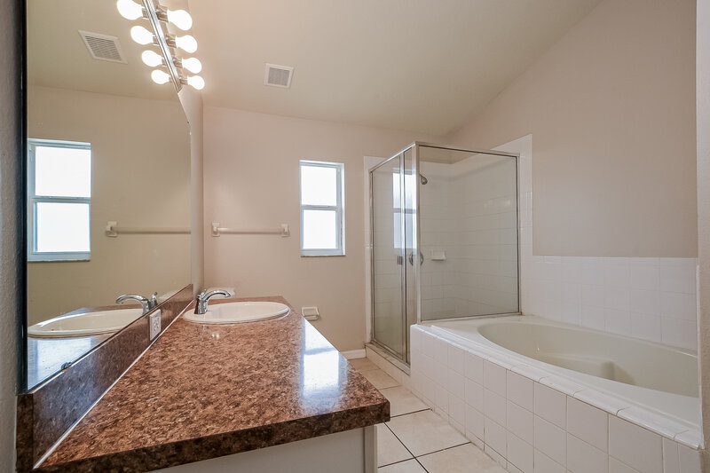 1,990/Mo, 2234 Majestic Eagle Cir Clermont, FL 34714 Main Bathroom View