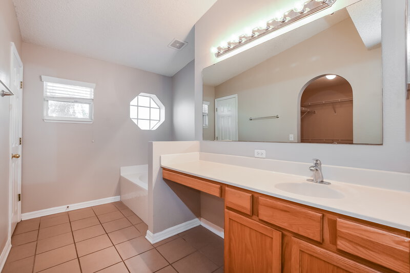1,760/Mo, 681 Brown Bear Ct Saint Cloud, FL 34772 Main Bathroom View