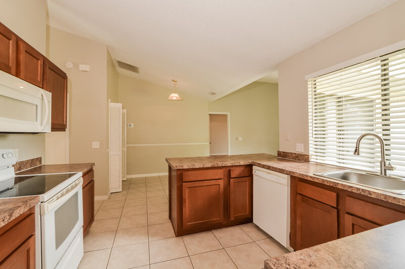 2,050/Mo, 5158 Log Wagon Rd Ocoee, FL 34761 Kitchen View 2