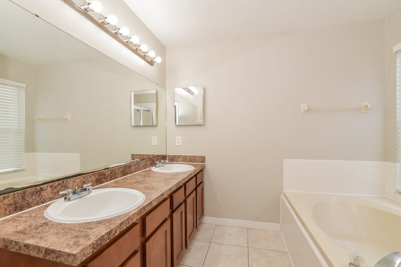 2,050/Mo, 5158 Log Wagon Rd Ocoee, FL 34761 Main Bathroom View