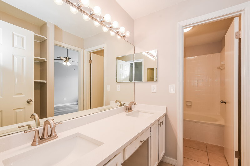 2,370/Mo, 1091 Brielle Ct Oviedo, FL 32765 Main Bathroom View 2