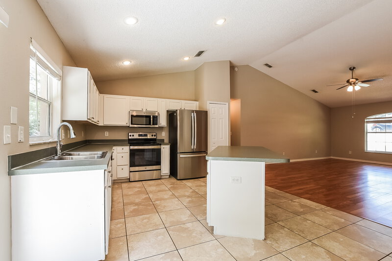 2,125/Mo, 1320 Rain Forest Ln Minneola, FL 34715 Kitchen View 2