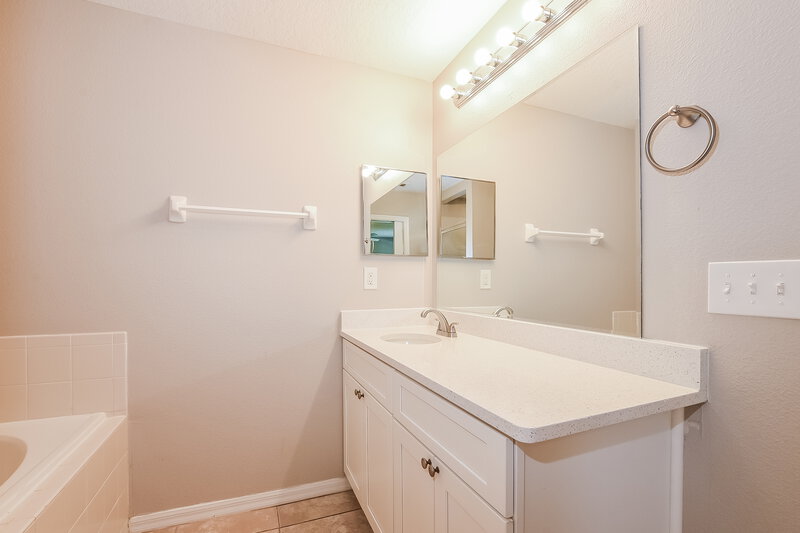 2,125/Mo, 1320 Rain Forest Ln Minneola, FL 34715 Main Bathroom View