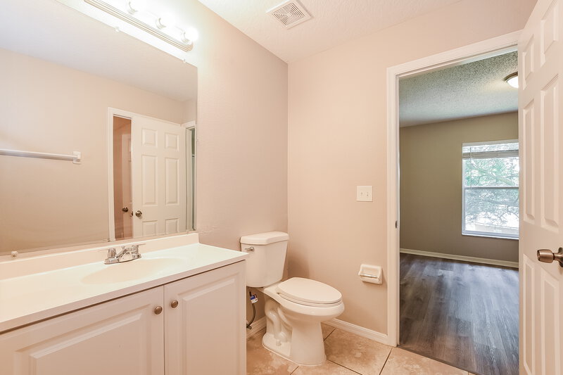 2,125/Mo, 1320 Rain Forest Ln Minneola, FL 34715 Bathroom View