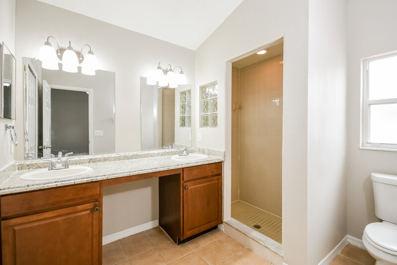 2,005/Mo, 2025 White Eagle St Clermont, FL 34714 Main Bathroom View