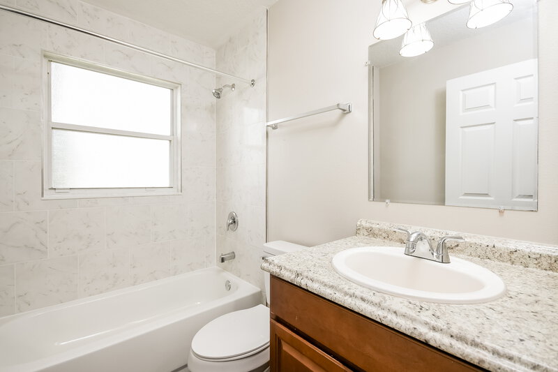 2,005/Mo, 2025 White Eagle St Clermont, FL 34714 Bathroom View