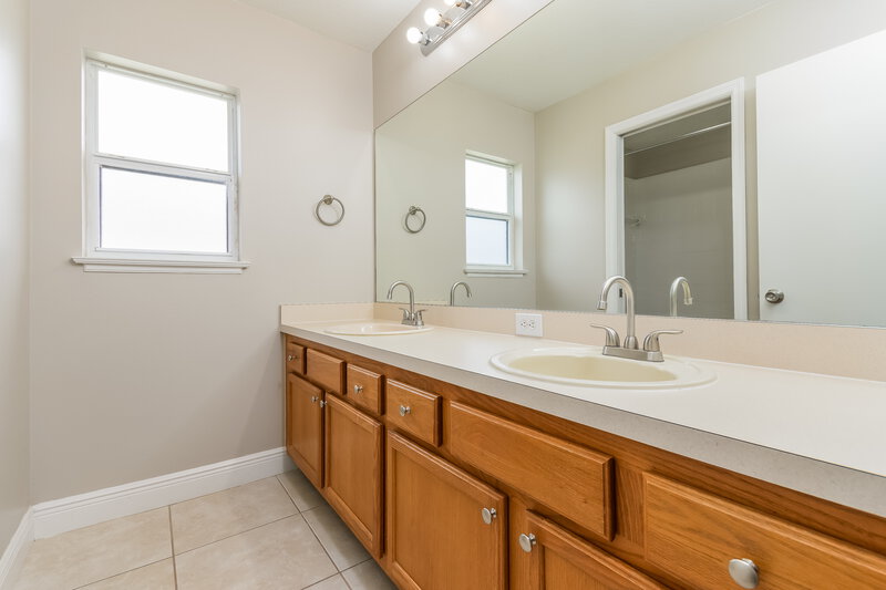 2,670/Mo, 13212 Canna Lily Dr Orlando, FL 32824 Main Bathroom View