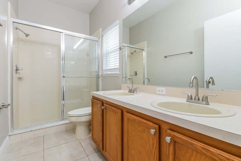 2,670/Mo, 13212 Canna Lily Dr Orlando, FL 32824 Bathroom View