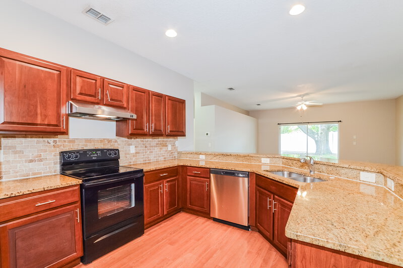 2,550/Mo, 1320 Falconwood Ct Apopka, FL 32712 Kitchen View