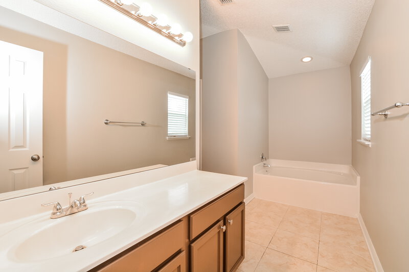 2,590/Mo, 4932 Fiske Cir Orlando, FL 32826 Main Bathroom View