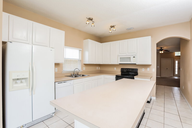 2,175/Mo, 551 Wellesly St Oviedo, FL 32765 Kitchen View 2
