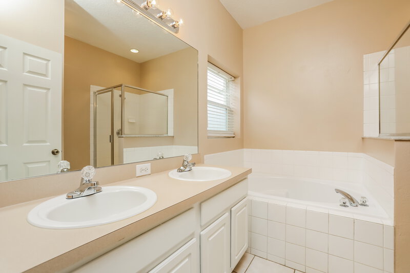 2,175/Mo, 551 Wellesly St Oviedo, FL 32765 Main Bathroom View