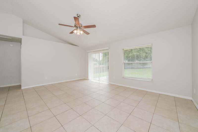 2,120/Mo, 918 Palm Forest Ln Minneola, FL 34715 Living Room View
