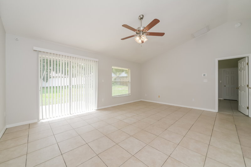 2,120/Mo, 918 Palm Forest Ln Minneola, FL 34715 Living Room View 2