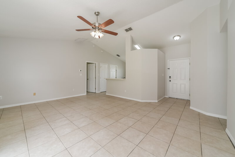 2,120/Mo, 918 Palm Forest Ln Minneola, FL 34715 Living Room View 3