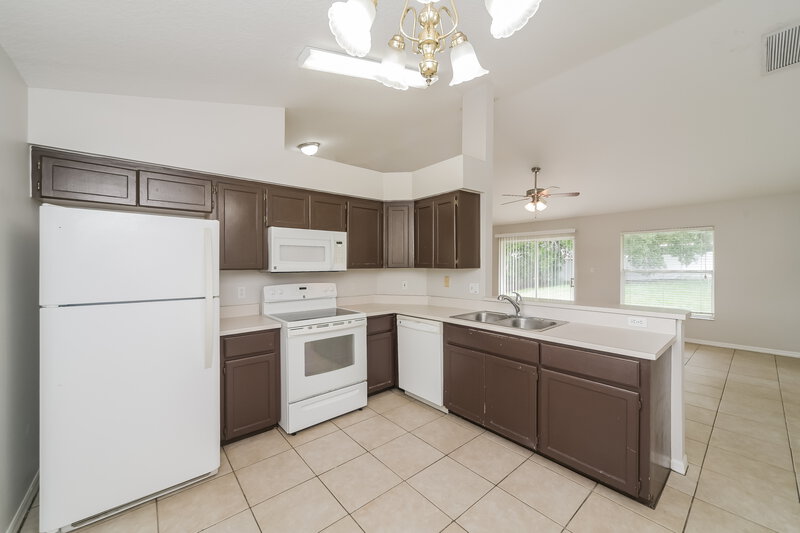 2,120/Mo, 918 Palm Forest Ln Minneola, FL 34715 Kitchen View